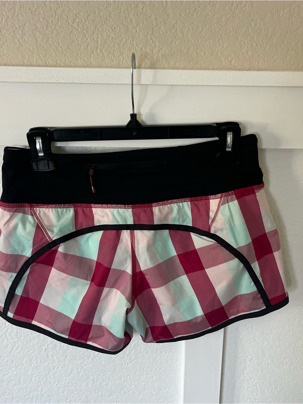 Lululemon Athletica Women's 4 Plaid Run Speed Shorts.
